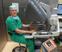 Stadthalle macht klug: "Roboter-Chrirurgie-Operateur bedient vier Arme im Bauchraum" 